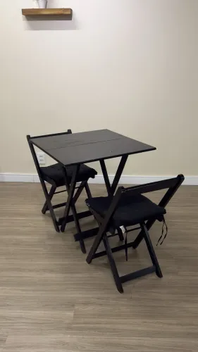 Mesa e cadeiras dobráveis