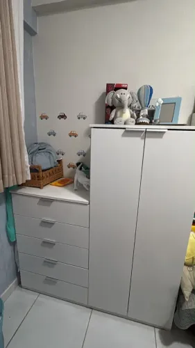 Cômoda de bebê junto com armário