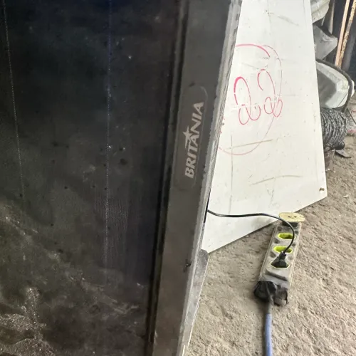Tv Britânia modelo BTV43E3AAGSSGBLF LED deretida fotos reais tela quebrada 