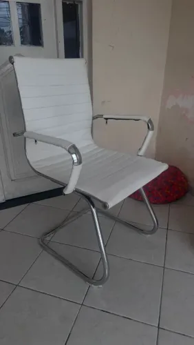 Cadeira confortável em aço 