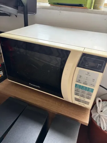 Micro-ondas Panasonic 21L branco funcionando
