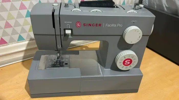 Maquina de costura Reta Singer Facilita Pro 4423 Portatil - cinza