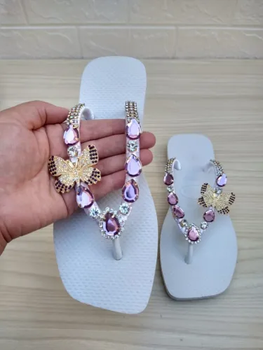 Chinelo Customizado Luxo - Branco com Borboleta e Pedrarias Lilás - Michelix