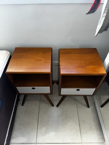 Kit com duas mesas de cabeceira