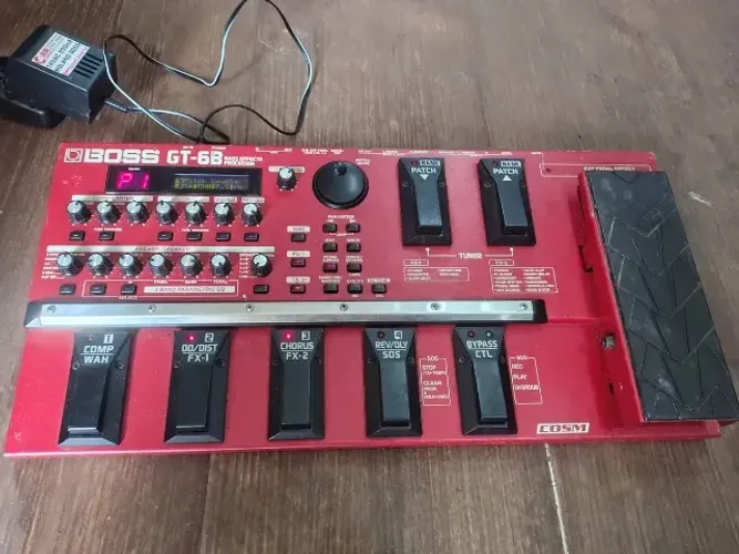 Pedaleira Boss Gt-6B - Contra baixo - ótimo estado e 100% funcionando!