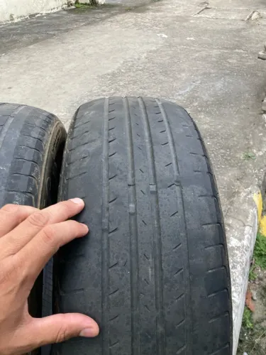 Par de pneus 185/65 R15 - 130,00.