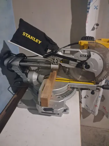 Vendo serra meia esquadria stanley sm18 1800w dual com LED de trabalho disco 10 polegas