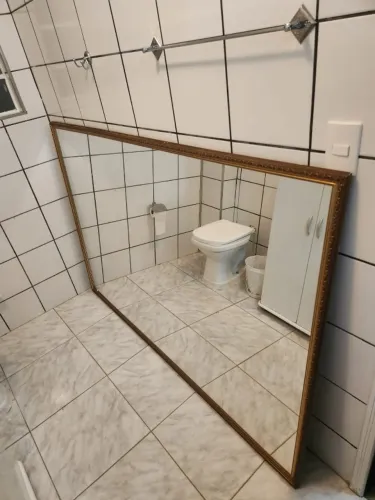 Espelho grande com moldura dourada