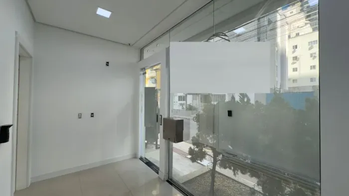 Locação Comercial - Sala com 105m² e 4 vagas de garagem - Balneário Camboriú