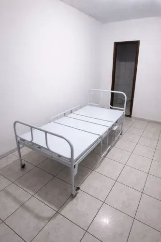 ? Cama Hospitalar Articulada Manual com Rodas e Grades