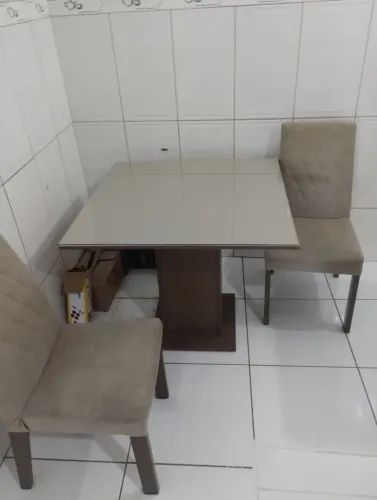 Mesa de jantar 90x90 com 4 cadeiras 