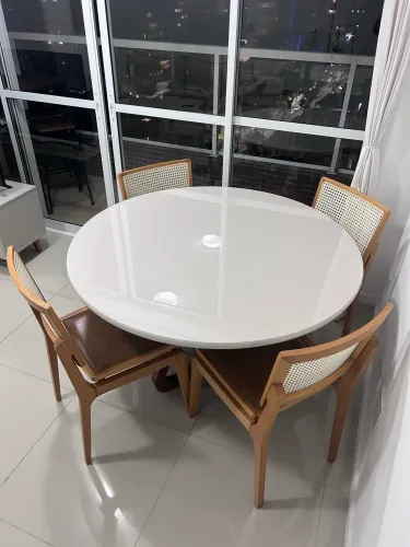 Mesa com 4 cadeiras