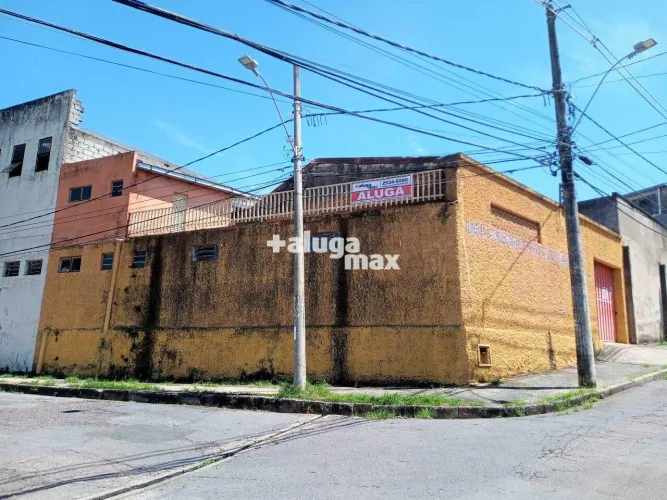 Galpão com área total de 300 m², no bairro Alípio de Melo