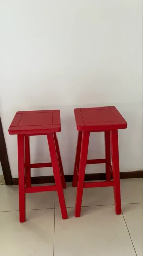2 Banquetas Altas de Madeira Vermelhas - Ótimo Estado