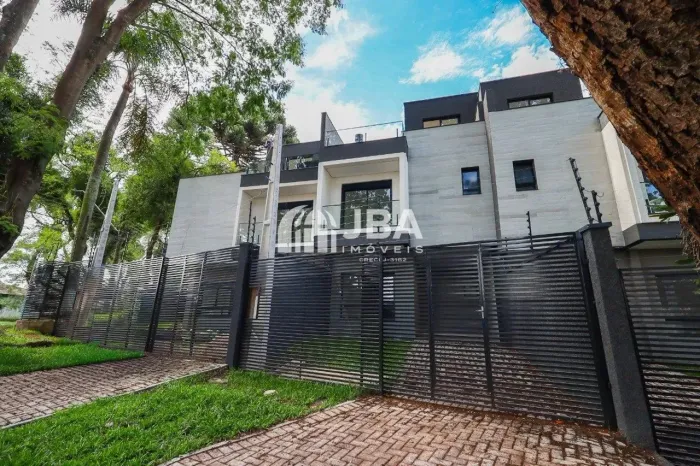 SOBRADOS TRIPLEX NO ÁGUA VERDE!