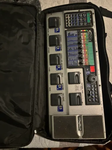 Pedaleira digitech gnx4 com fonte original e case para transporte