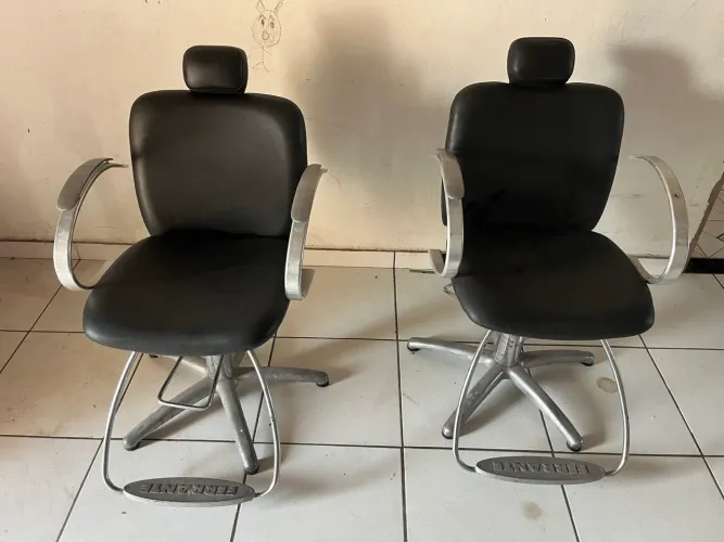 Cadeira para barbearia. Duas pelo preço de uma. É pra desapegar!
