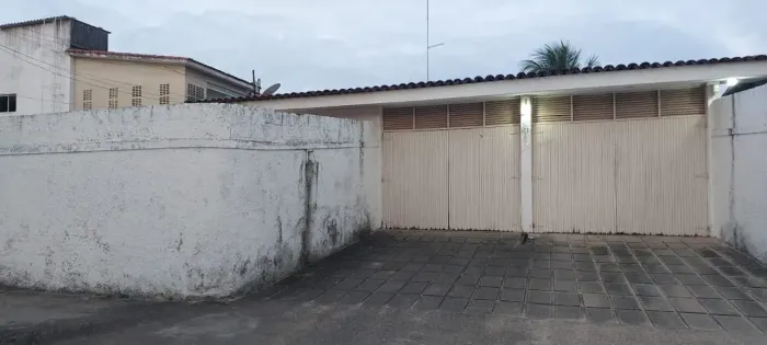 Casa térrea para venda tem 230 metros quadrados com 4 quartos em Pau Amarelo - Paulista - 