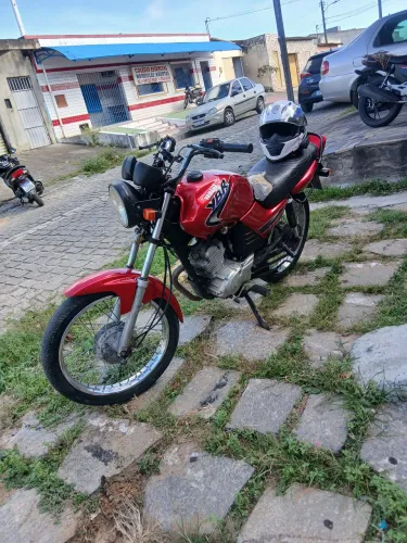 Moto muito zera em perfeito estado, muito boa confortável economia ótima pra o dia a dia