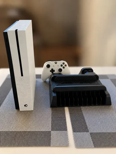 Xbox One S Branco 1TB com Leitor de Disco + Base OIVO - Completo