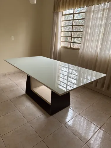 Mesa com tampo de vidro laqueado
