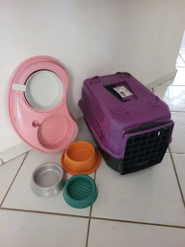 Kit c Casinha p Pets 40x30x26cm +comedouro duplo novo 41cm +3de brinde usados