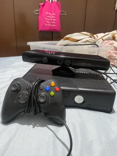 vendo xbox 360 S com kitnet + um controle com fio + 10 jogos originais 