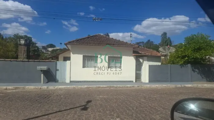 Excelente casa á venda na cidade de Caldas MG.