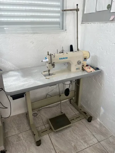 Máquina de costura industrial reta