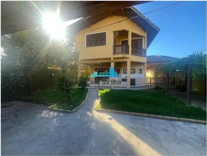 Casa de 4 quartos no bairro Carianos - 3 vagas