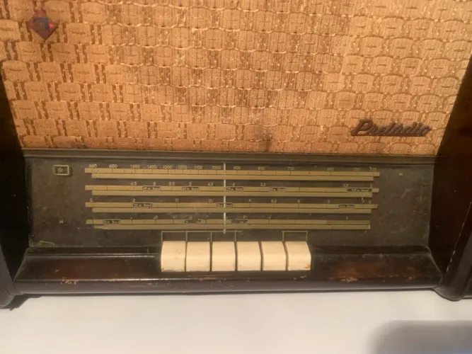 rádio antigo da marca Telefunken anos 50