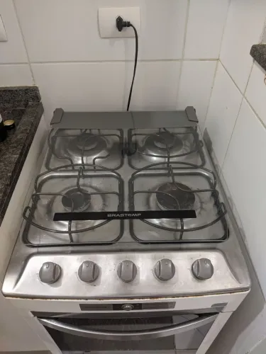 Fogão Brastemp Clean de quatro bocas, com acendedor automático