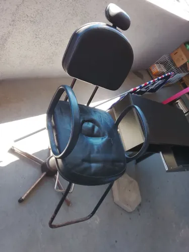 Cadeira de barbeiro e bancada 