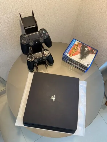 PS4 SLIM 500GB + 2 CONTROLES + 5 JOGOS