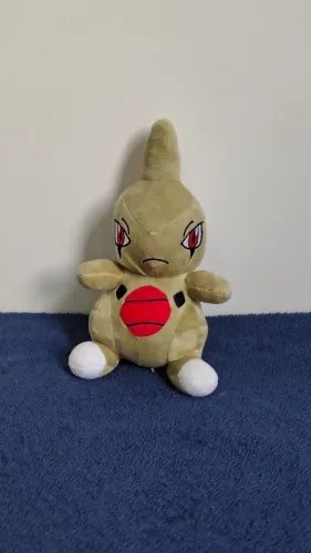 Pelúcia Pokémon - Larvitar