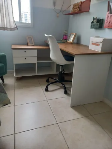 Mesa de escritório em mdf com gavetas e nichos 