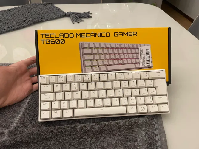 Teclado mecânico gamer KBM TG600 branco, RGB, switch gateron red, 60%