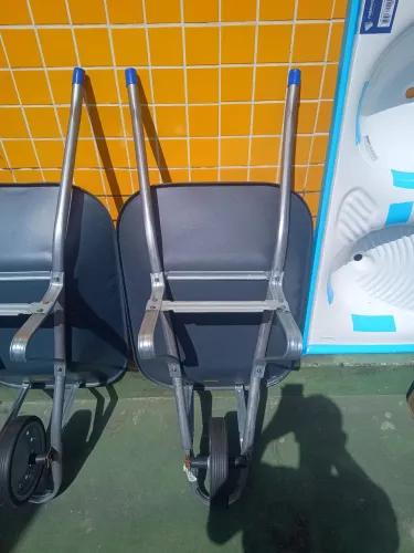 Carro de mão pneu maciço 