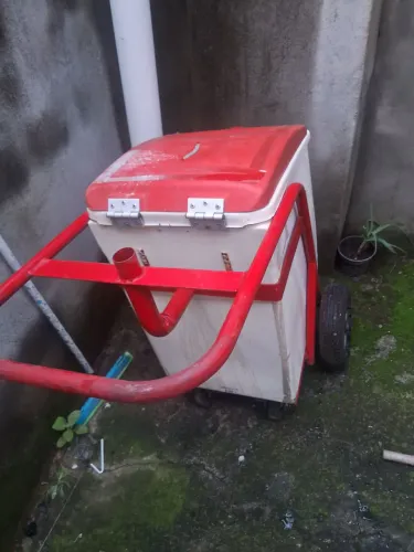 Carrinho Térmico Ambulante com Rodas Grandes e Suporte para Guarda-Sol