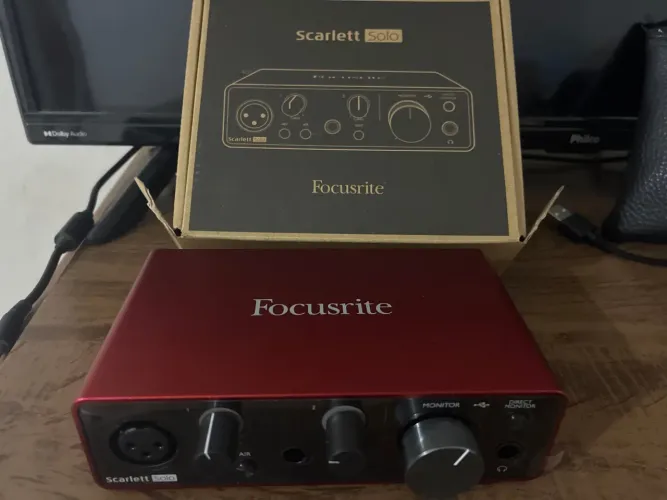 Interface de Áudio Focusrite Scarlett Solo 3ª Geração Original + Caixa