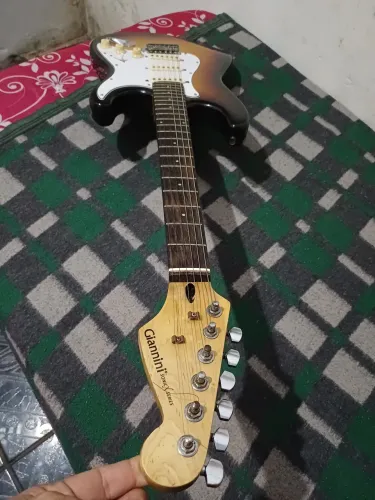 Guitarra stratocaster Giannini top