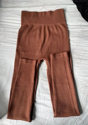 Calça canelada, cintura alta