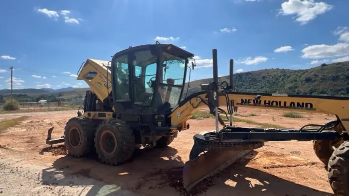 MOTONIVELADORA R170B New Holland