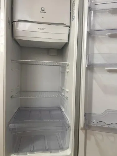 Geladeira Electrolux RE31 240L Branca - Perfeito Estado e Muito Econômica!