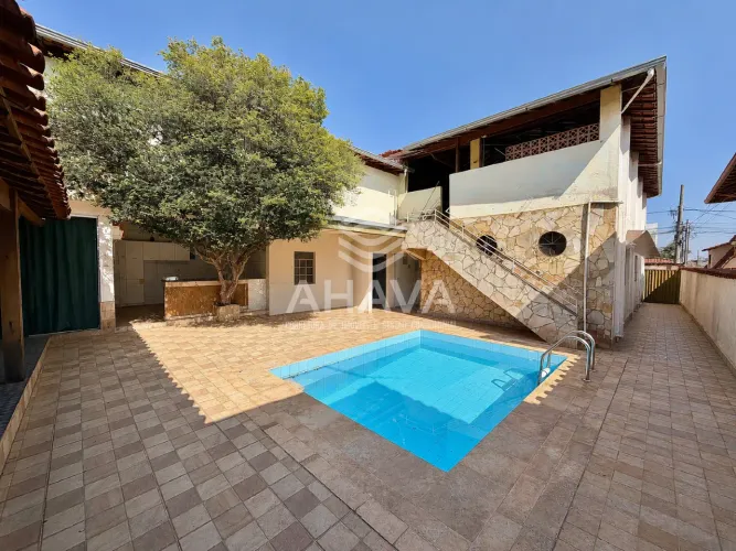 Casa à Venda  5 Quartos (1 Suíte)  3 Vagas  360m² de Lote.
