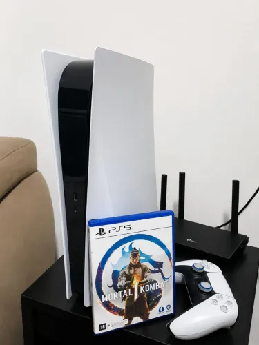 Vende-se PS5 FAT, com 1 controle + 1 jogo Mortal Kombat 1.