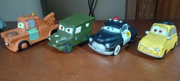 Carros Disney de plástico duro originais 