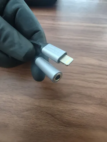 Adaptador para conectar fone no iPhone