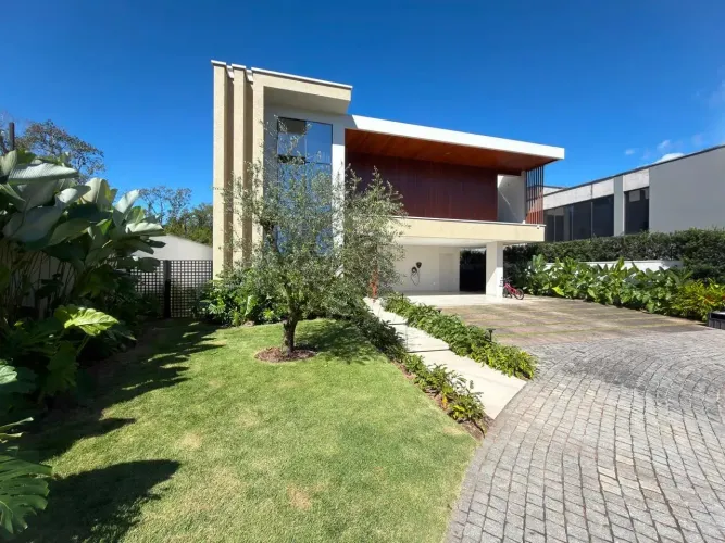 Casa em condomínio.