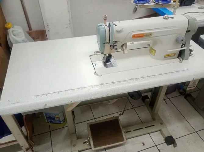 Vendo reta refiladeira modelo Siruba com motor eletrônico.